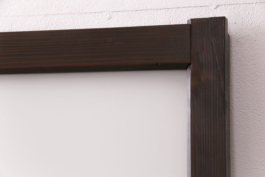 ガラス戸3枚をリペア&カスタム!設置場所に合わせてリサイズ。戸車、引き手を取り付け。すりガラス、花菱模様ガラスを組み入れ。濃い茶色で着色し仕上げ。(引き戸、建具)