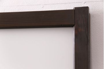 ガラス戸3枚をリペア&カスタム!設置場所に合わせてリサイズ。戸車、引き手を取り付け。すりガラス、花菱模様ガラスを組み入れ。濃い茶色で着色し仕上げ。(引き戸、建具)