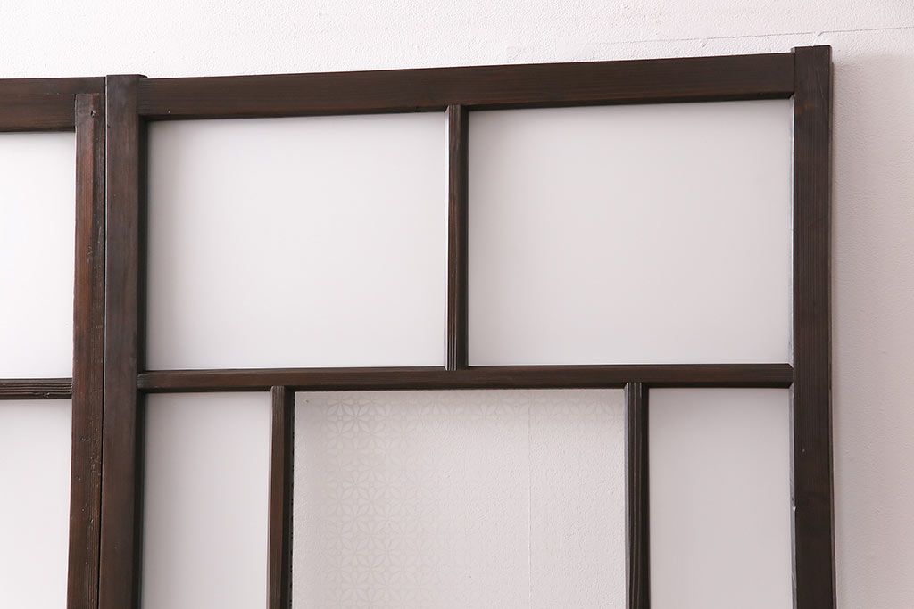 ガラス戸3枚をリペア&カスタム!設置場所に合わせてリサイズ。戸車、引き手を取り付け。すりガラス、花菱模様ガラスを組み入れ。濃い茶色で着色し仕上げ。(引き戸、建具)