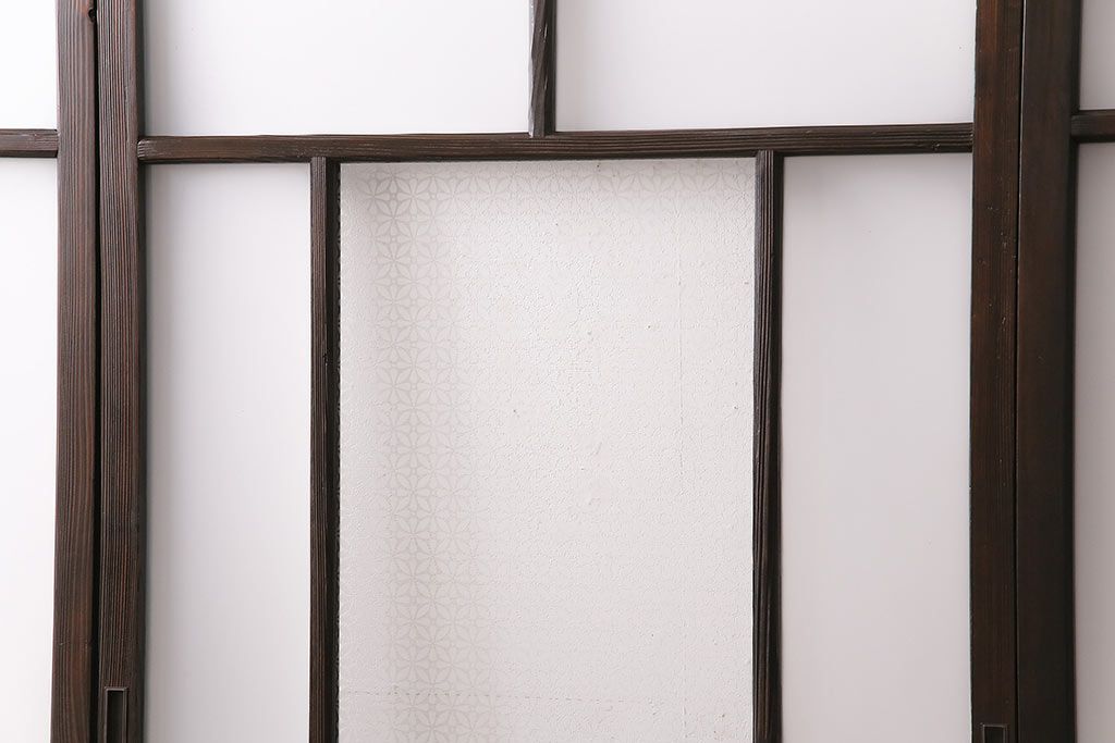 ガラス戸3枚をリペア&カスタム!設置場所に合わせてリサイズ。戸車、引き手を取り付け。すりガラス、花菱模様ガラスを組み入れ。濃い茶色で着色し仕上げ。(引き戸、建具)