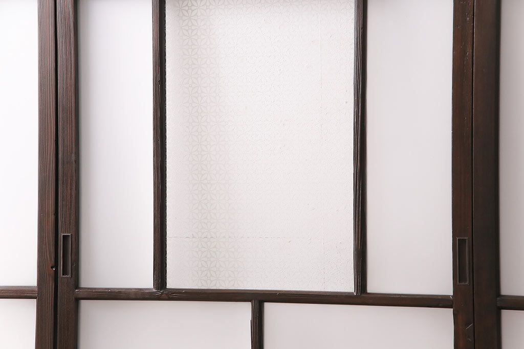 ガラス戸3枚をリペア&カスタム!設置場所に合わせてリサイズ。戸車、引き手を取り付け。すりガラス、花菱模様ガラスを組み入れ。濃い茶色で着色し仕上げ。(引き戸、建具)