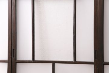 ガラス戸3枚をリペア&カスタム!設置場所に合わせてリサイズ。戸車、引き手を取り付け。すりガラス、花菱模様ガラスを組み入れ。濃い茶色で着色し仕上げ。(引き戸、建具)