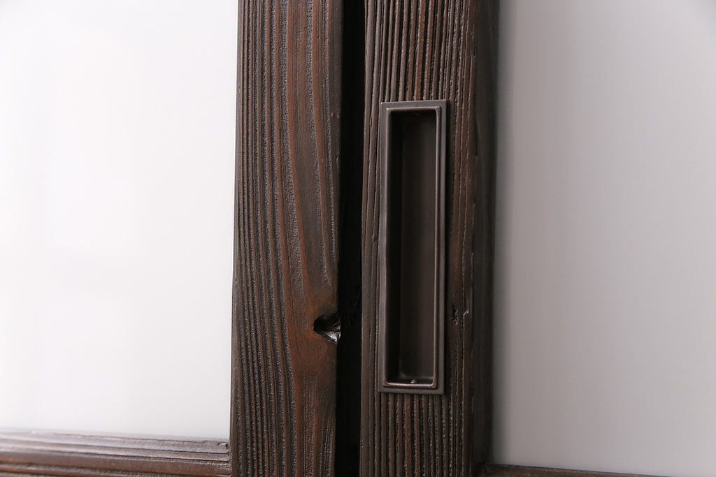 ガラス戸3枚をリペア&カスタム!設置場所に合わせてリサイズ。戸車、引き手を取り付け。すりガラス、花菱模様ガラスを組み入れ。濃い茶色で着色し仕上げ。(引き戸、建具)