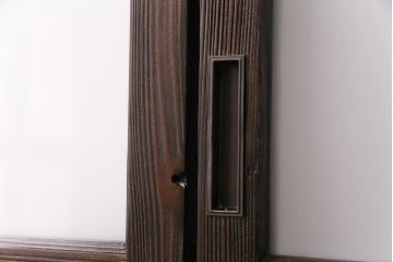 ガラス戸3枚をリペア&カスタム!設置場所に合わせてリサイズ。戸車、引き手を取り付け。すりガラス、花菱模様ガラスを組み入れ。濃い茶色で着色し仕上げ。(引き戸、建具)