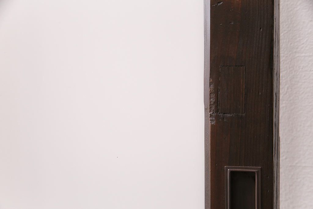 ガラス戸3枚をリペア&カスタム!設置場所に合わせてリサイズ。戸車、引き手を取り付け。すりガラス、花菱模様ガラスを組み入れ。濃い茶色で着色し仕上げ。(引き戸、建具)