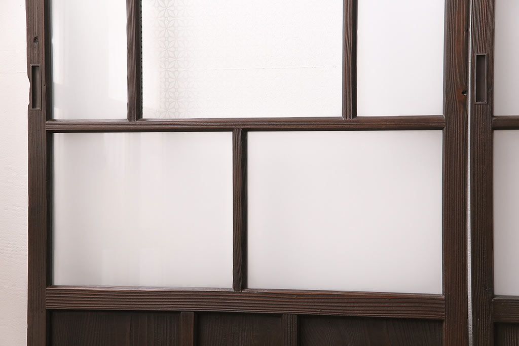 ガラス戸3枚をリペア&カスタム!設置場所に合わせてリサイズ。戸車、引き手を取り付け。すりガラス、花菱模様ガラスを組み入れ。濃い茶色で着色し仕上げ。(引き戸、建具)