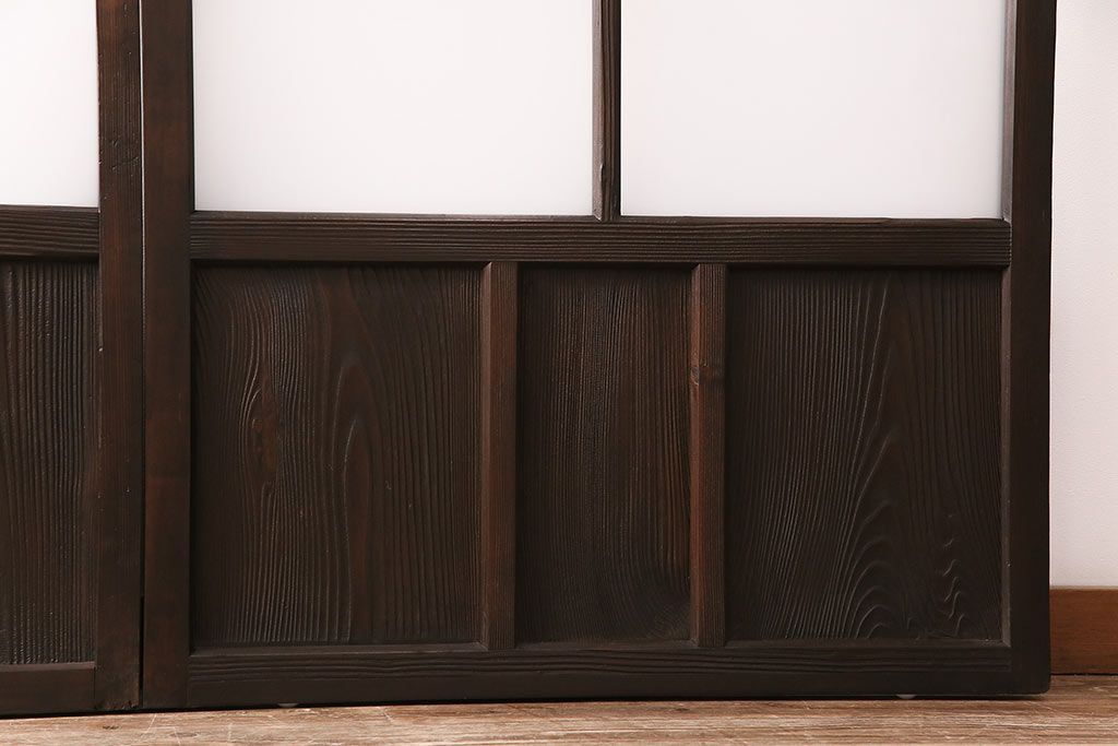 ガラス戸3枚をリペア&カスタム!設置場所に合わせてリサイズ。戸車、引き手を取り付け。すりガラス、花菱模様ガラスを組み入れ。濃い茶色で着色し仕上げ。(引き戸、建具)