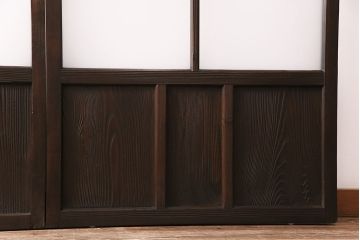 ガラス戸3枚をリペア&カスタム!設置場所に合わせてリサイズ。戸車、引き手を取り付け。すりガラス、花菱模様ガラスを組み入れ。濃い茶色で着色し仕上げ。(引き戸、建具)