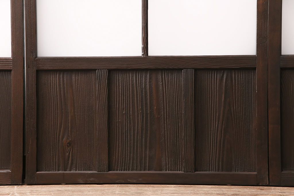 ガラス戸3枚をリペア&カスタム!設置場所に合わせてリサイズ。戸車、引き手を取り付け。すりガラス、花菱模様ガラスを組み入れ。濃い茶色で着色し仕上げ。(引き戸、建具)