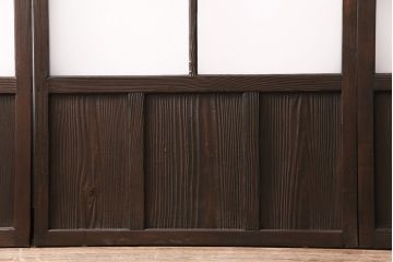 ガラス戸3枚をリペア&カスタム!設置場所に合わせてリサイズ。戸車、引き手を取り付け。すりガラス、花菱模様ガラスを組み入れ。濃い茶色で着色し仕上げ。(引き戸、建具)