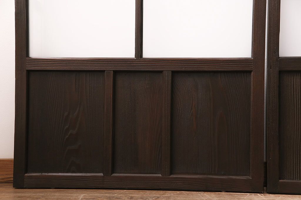 ガラス戸3枚をリペア&カスタム!設置場所に合わせてリサイズ。戸車、引き手を取り付け。すりガラス、花菱模様ガラスを組み入れ。濃い茶色で着色し仕上げ。(引き戸、建具)