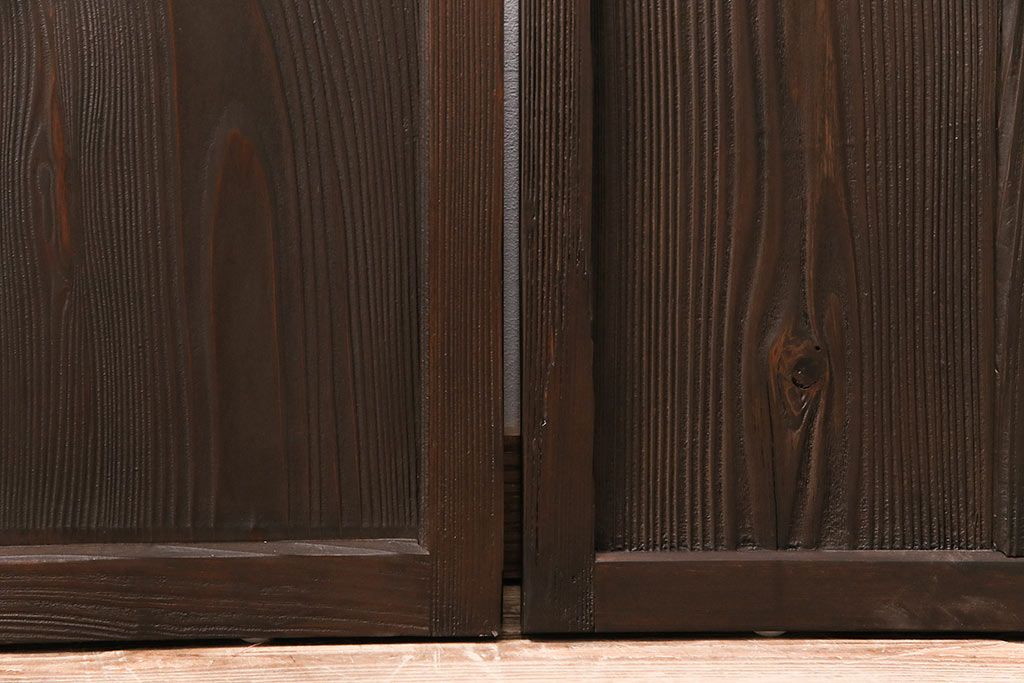 ガラス戸3枚をリペア&カスタム!設置場所に合わせてリサイズ。戸車、引き手を取り付け。すりガラス、花菱模様ガラスを組み入れ。濃い茶色で着色し仕上げ。(引き戸、建具)