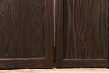 ガラス戸3枚をリペア&カスタム!設置場所に合わせてリサイズ。戸車、引き手を取り付け。すりガラス、花菱模様ガラスを組み入れ。濃い茶色で着色し仕上げ。(引き戸、建具)