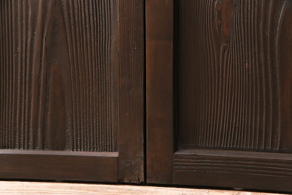 ガラス戸3枚をリペア&カスタム!設置場所に合わせてリサイズ。戸車、引き手を取り付け。すりガラス、花菱模様ガラスを組み入れ。濃い茶色で着色し仕上げ。(引き戸、建具)