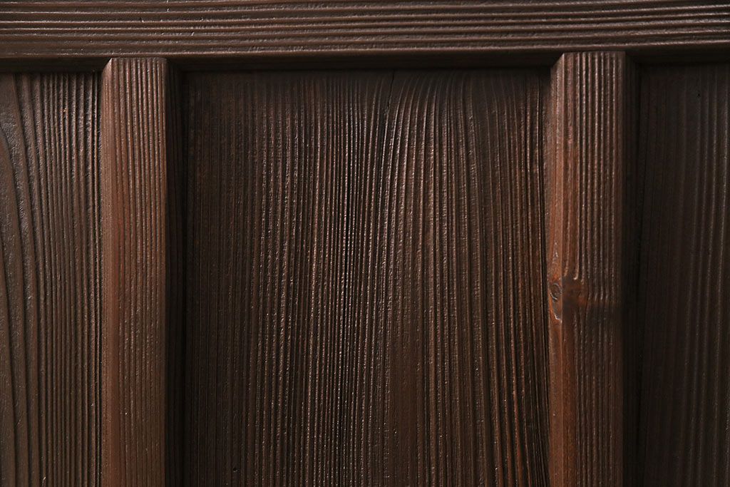 ガラス戸3枚をリペア&カスタム!設置場所に合わせてリサイズ。戸車、引き手を取り付け。すりガラス、花菱模様ガラスを組み入れ。濃い茶色で着色し仕上げ。(引き戸、建具)