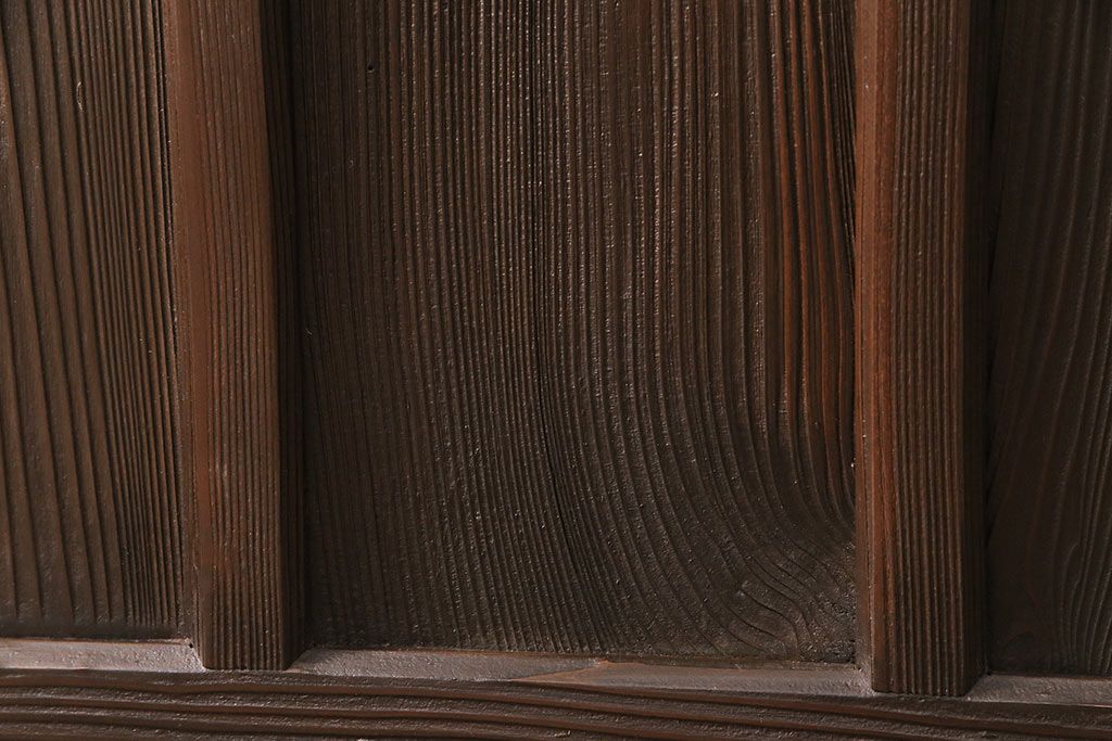 ガラス戸3枚をリペア&カスタム!設置場所に合わせてリサイズ。戸車、引き手を取り付け。すりガラス、花菱模様ガラスを組み入れ。濃い茶色で着色し仕上げ。(引き戸、建具)