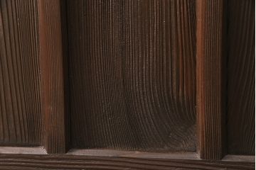 ガラス戸3枚をリペア&カスタム!設置場所に合わせてリサイズ。戸車、引き手を取り付け。すりガラス、花菱模様ガラスを組み入れ。濃い茶色で着色し仕上げ。(引き戸、建具)