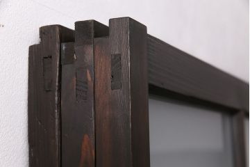 ガラス戸3枚をリペア&カスタム!設置場所に合わせてリサイズ。戸車、引き手を取り付け。すりガラス、花菱模様ガラスを組み入れ。濃い茶色で着色し仕上げ。(引き戸、建具)