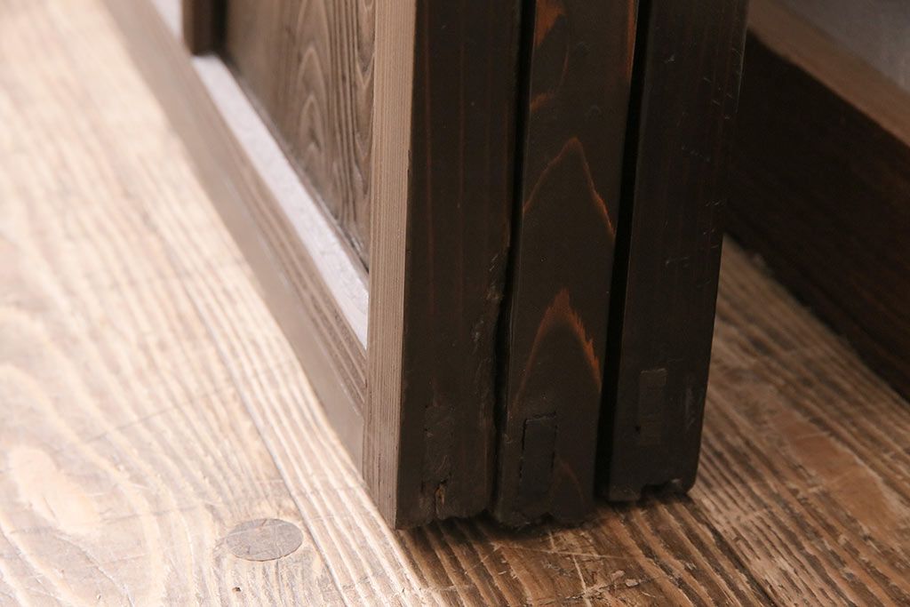 ガラス戸3枚をリペア&カスタム!設置場所に合わせてリサイズ。戸車、引き手を取り付け。すりガラス、花菱模様ガラスを組み入れ。濃い茶色で着色し仕上げ。(引き戸、建具)