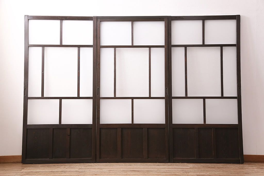 ガラス戸3枚をリペア&カスタム!設置場所に合わせてリサイズ。戸車、引き手を取り付け。すりガラス、花菱模様ガラスを組み入れ。濃い茶色で着色し仕上げ。(引き戸、建具)