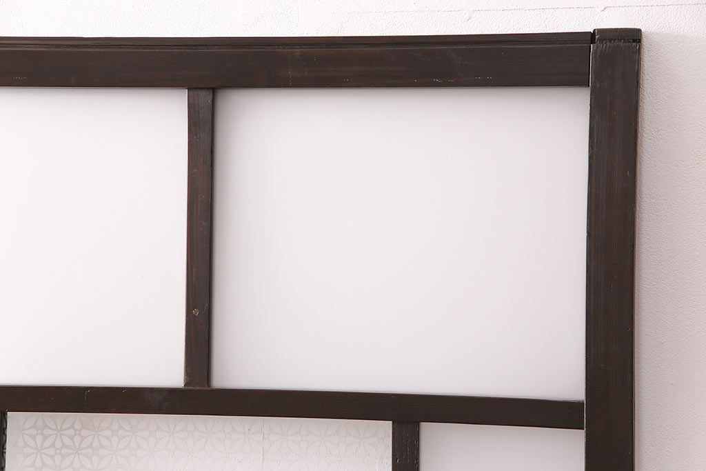 ガラス戸3枚をリペア&カスタム!設置場所に合わせてリサイズ。戸車、引き手を取り付け。すりガラス、花菱模様ガラスを組み入れ。濃い茶色で着色し仕上げ。(引き戸、建具)