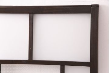 ガラス戸3枚をリペア&カスタム!設置場所に合わせてリサイズ。戸車、引き手を取り付け。すりガラス、花菱模様ガラスを組み入れ。濃い茶色で着色し仕上げ。(引き戸、建具)