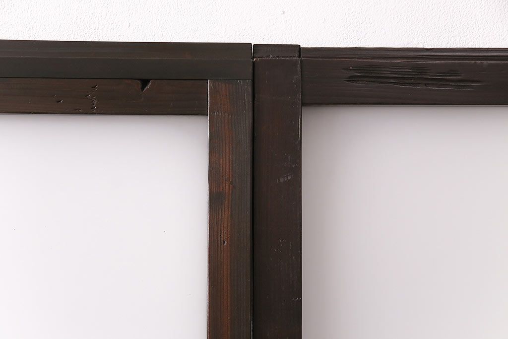 ガラス戸3枚をリペア&カスタム!設置場所に合わせてリサイズ。戸車、引き手を取り付け。すりガラス、花菱模様ガラスを組み入れ。濃い茶色で着色し仕上げ。(引き戸、建具)