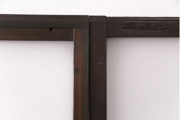 ガラス戸3枚をリペア&カスタム!設置場所に合わせてリサイズ。戸車、引き手を取り付け。すりガラス、花菱模様ガラスを組み入れ。濃い茶色で着色し仕上げ。(引き戸、建具)