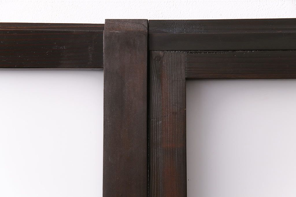 ガラス戸3枚をリペア&カスタム!設置場所に合わせてリサイズ。戸車、引き手を取り付け。すりガラス、花菱模様ガラスを組み入れ。濃い茶色で着色し仕上げ。(引き戸、建具)