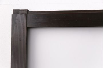 ガラス戸3枚をリペア&カスタム!設置場所に合わせてリサイズ。戸車、引き手を取り付け。すりガラス、花菱模様ガラスを組み入れ。濃い茶色で着色し仕上げ。(引き戸、建具)