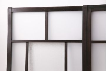 ガラス戸3枚をリペア&カスタム!設置場所に合わせてリサイズ。戸車、引き手を取り付け。すりガラス、花菱模様ガラスを組み入れ。濃い茶色で着色し仕上げ。(引き戸、建具)