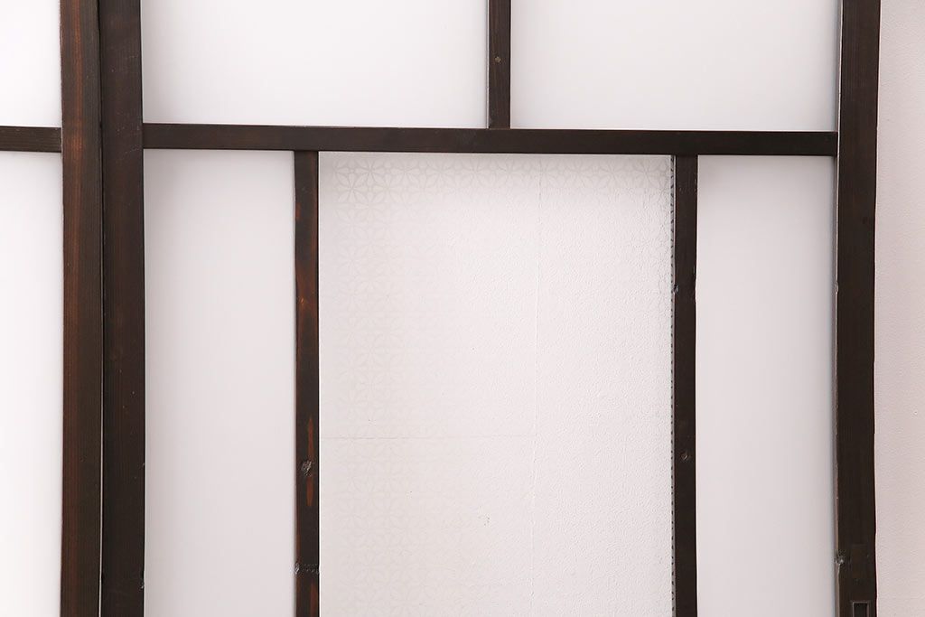 ガラス戸3枚をリペア&カスタム!設置場所に合わせてリサイズ。戸車、引き手を取り付け。すりガラス、花菱模様ガラスを組み入れ。濃い茶色で着色し仕上げ。(引き戸、建具)