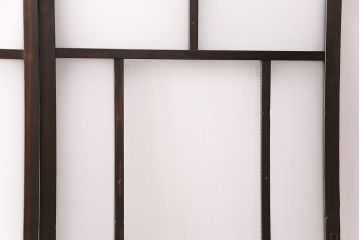 ガラス戸3枚をリペア&カスタム!設置場所に合わせてリサイズ。戸車、引き手を取り付け。すりガラス、花菱模様ガラスを組み入れ。濃い茶色で着色し仕上げ。(引き戸、建具)