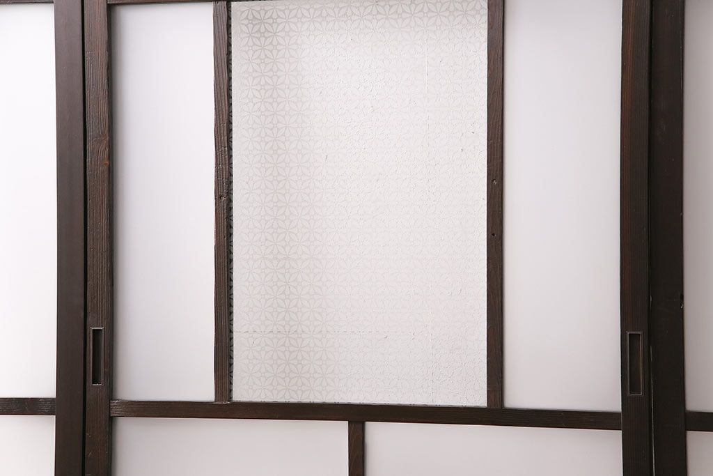 ガラス戸3枚をリペア&カスタム!設置場所に合わせてリサイズ。戸車、引き手を取り付け。すりガラス、花菱模様ガラスを組み入れ。濃い茶色で着色し仕上げ。(引き戸、建具)