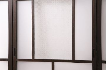 ガラス戸3枚をリペア&カスタム!設置場所に合わせてリサイズ。戸車、引き手を取り付け。すりガラス、花菱模様ガラスを組み入れ。濃い茶色で着色し仕上げ。(引き戸、建具)