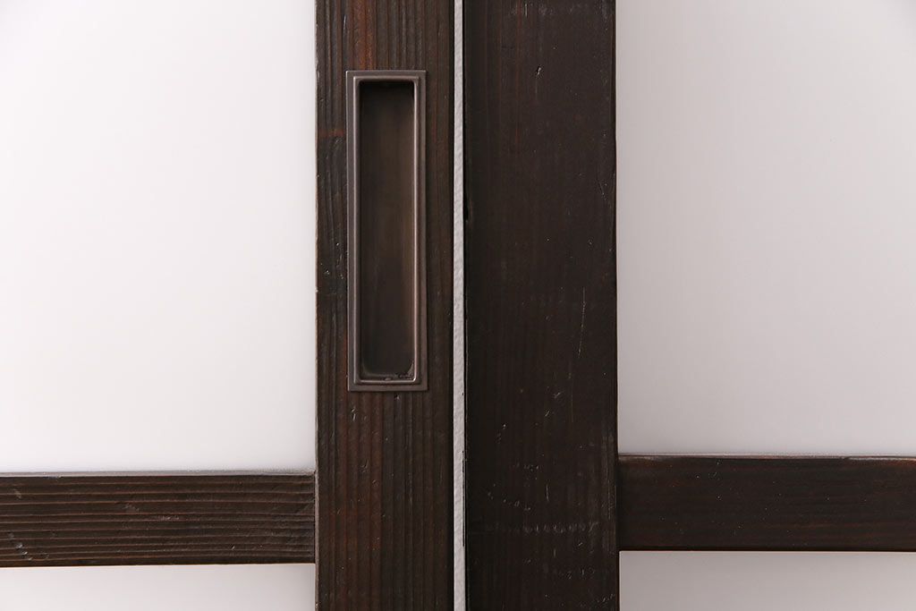 ガラス戸3枚をリペア&カスタム!設置場所に合わせてリサイズ。戸車、引き手を取り付け。すりガラス、花菱模様ガラスを組み入れ。濃い茶色で着色し仕上げ。(引き戸、建具)