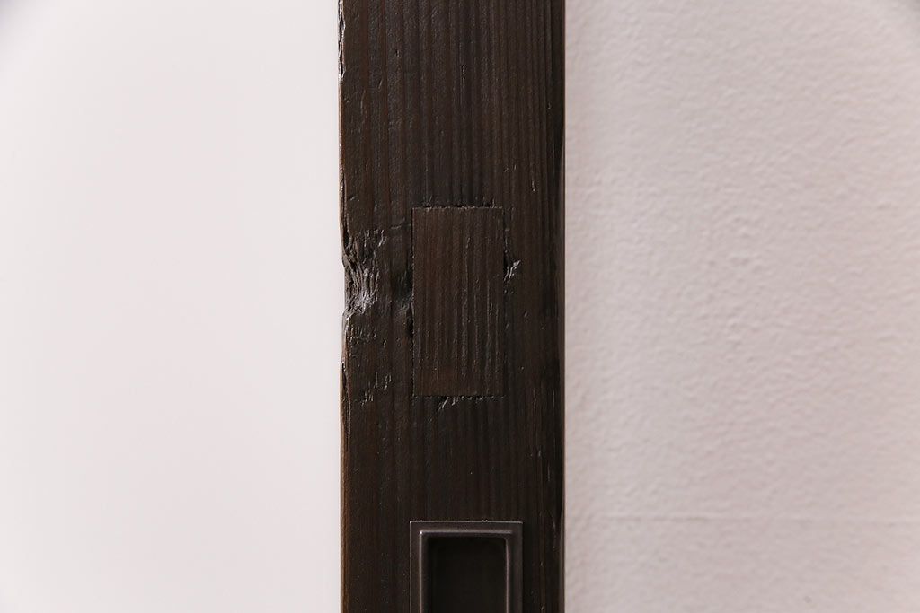 ガラス戸3枚をリペア&カスタム!設置場所に合わせてリサイズ。戸車、引き手を取り付け。すりガラス、花菱模様ガラスを組み入れ。濃い茶色で着色し仕上げ。(引き戸、建具)