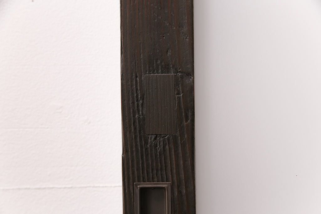 ガラス戸3枚をリペア&カスタム!設置場所に合わせてリサイズ。戸車、引き手を取り付け。すりガラス、花菱模様ガラスを組み入れ。濃い茶色で着色し仕上げ。(引き戸、建具)