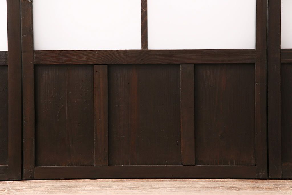 ガラス戸3枚をリペア&カスタム!設置場所に合わせてリサイズ。戸車、引き手を取り付け。すりガラス、花菱模様ガラスを組み入れ。濃い茶色で着色し仕上げ。(引き戸、建具)