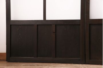 ガラス戸3枚をリペア&カスタム!設置場所に合わせてリサイズ。戸車、引き手を取り付け。すりガラス、花菱模様ガラスを組み入れ。濃い茶色で着色し仕上げ。(引き戸、建具)