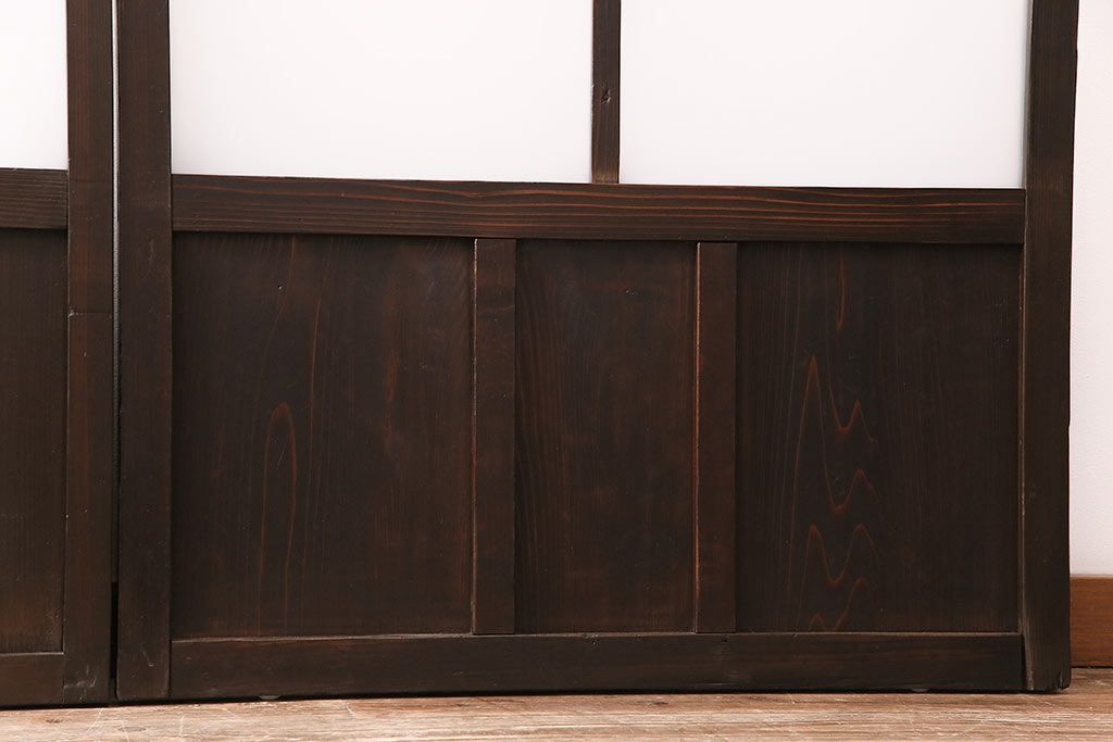 ガラス戸3枚をリペア&カスタム!設置場所に合わせてリサイズ。戸車、引き手を取り付け。すりガラス、花菱模様ガラスを組み入れ。濃い茶色で着色し仕上げ。(引き戸、建具)