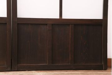 ガラス戸3枚をリペア&カスタム!設置場所に合わせてリサイズ。戸車、引き手を取り付け。すりガラス、花菱模様ガラスを組み入れ。濃い茶色で着色し仕上げ。(引き戸、建具)