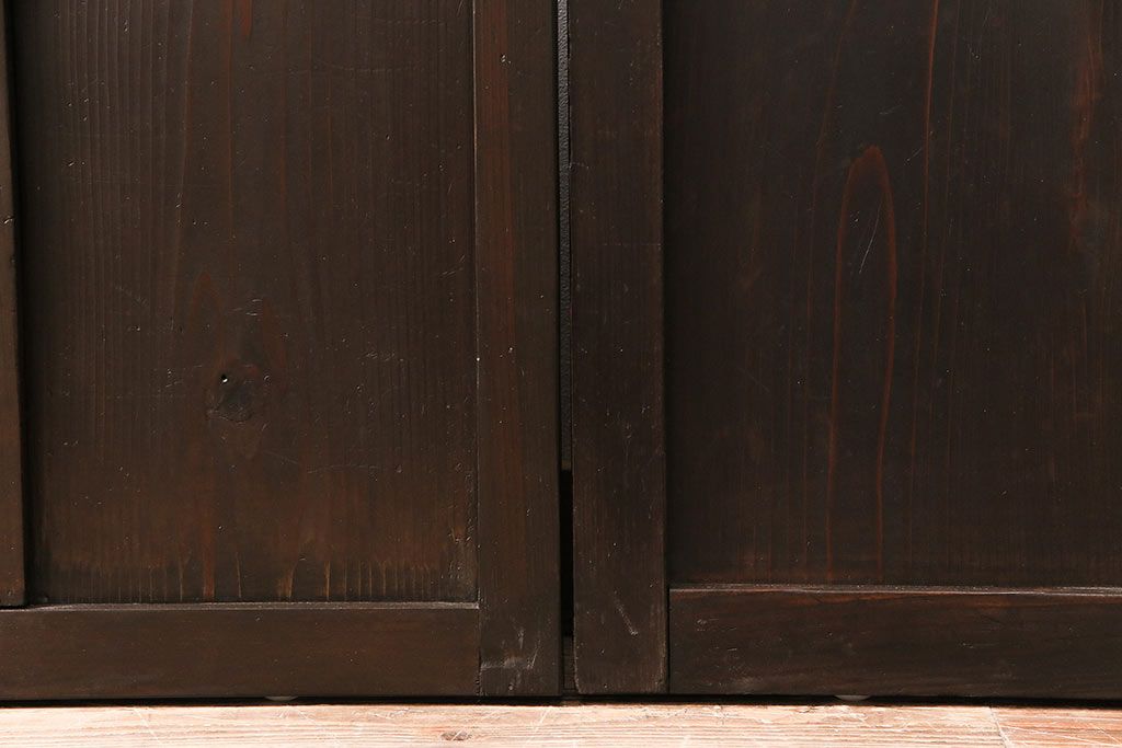 ガラス戸3枚をリペア&カスタム!設置場所に合わせてリサイズ。戸車、引き手を取り付け。すりガラス、花菱模様ガラスを組み入れ。濃い茶色で着色し仕上げ。(引き戸、建具)