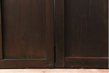 ガラス戸3枚をリペア&カスタム!設置場所に合わせてリサイズ。戸車、引き手を取り付け。すりガラス、花菱模様ガラスを組み入れ。濃い茶色で着色し仕上げ。(引き戸、建具)