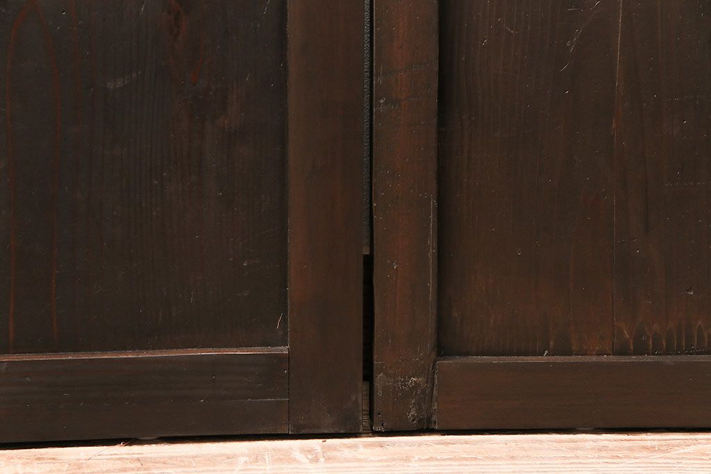 ガラス戸3枚をリペア&カスタム!設置場所に合わせてリサイズ。戸車、引き手を取り付け。すりガラス、花菱模様ガラスを組み入れ。濃い茶色で着色し仕上げ。(引き戸、建具)