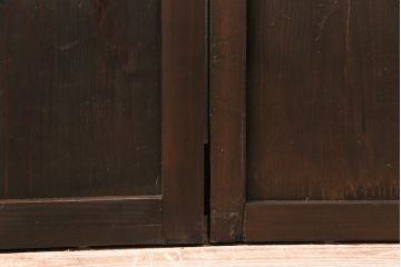 ガラス戸3枚をリペア&カスタム!設置場所に合わせてリサイズ。戸車、引き手を取り付け。すりガラス、花菱模様ガラスを組み入れ。濃い茶色で着色し仕上げ。(引き戸、建具)