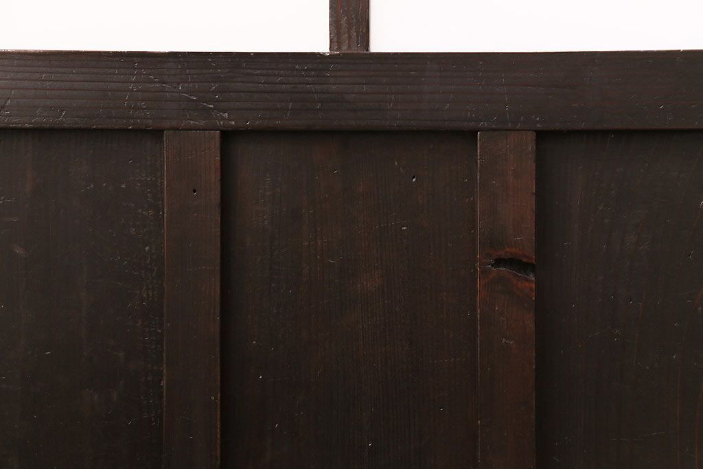 ガラス戸3枚をリペア&カスタム!設置場所に合わせてリサイズ。戸車、引き手を取り付け。すりガラス、花菱模様ガラスを組み入れ。濃い茶色で着色し仕上げ。(引き戸、建具)