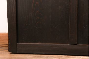 ガラス戸3枚をリペア&カスタム!設置場所に合わせてリサイズ。戸車、引き手を取り付け。すりガラス、花菱模様ガラスを組み入れ。濃い茶色で着色し仕上げ。(引き戸、建具)