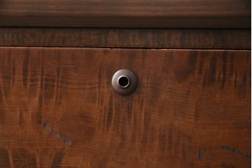 昭和初期の箪笥ローチェストをリペア&カスタム!可動部の調整。傷の補修。天板、木製脚を取り付け。1トーン落ち着いた色味に着色し仕上げ。(収納箪笥、リビングボード、引き出し)