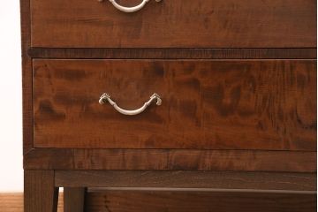 昭和初期の箪笥ローチェストをリペア&カスタム!可動部の調整。傷の補修。天板、木製脚を取り付け。1トーン落ち着いた色味に着色し仕上げ。(収納箪笥、リビングボード、引き出し)